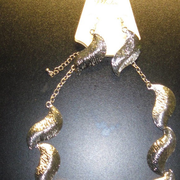 Mocha Silvertone Necklace and Earrings - Picture 3 of 8